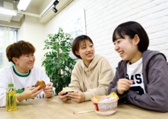 友達とラウンジでランチ。励まし合える友達がいるからめちゃくちゃ楽しいです！