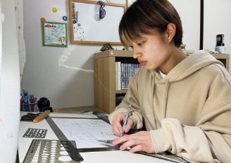アルバイトがない日は、自宅で自習して過ごすことも。